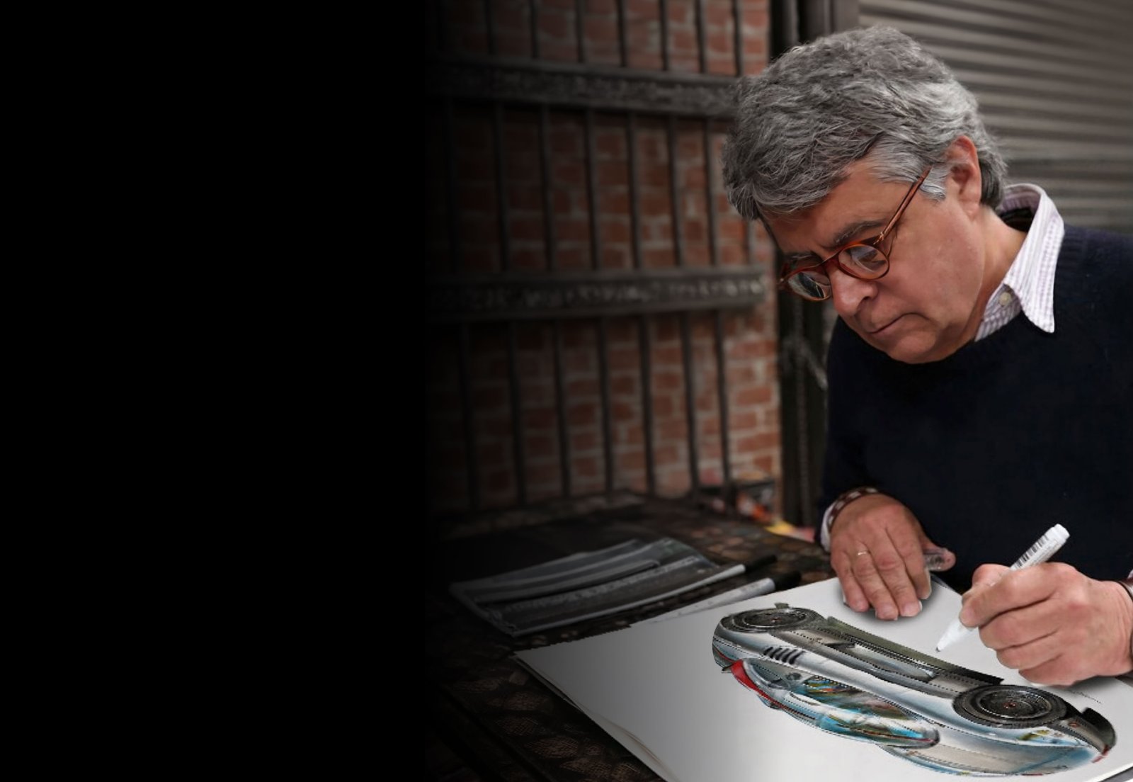 Alberto Hernandez Mendoza sketching the Panamericana 993 by hand, marker to paper